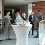groupe de personnes lors d’un événement d’entreprise, networking, ambiance professionnelle, buffet, production événementielle, succès et organisation