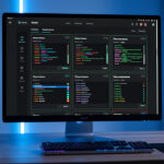 Ordinateur affichant une interface d’historique de versions avec panneaux successifs et diffs colorés, ambiance cybersécurité éditoriale, éclairage bleu sombre et rendu réaliste.